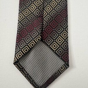 Elegant Diamond Patterned Tie in Black, Gold, and Red